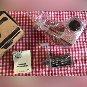 New In Box 'The Pampered Chef' Deluxe Cheese Grater #1275 With Manual VTG Taiwan